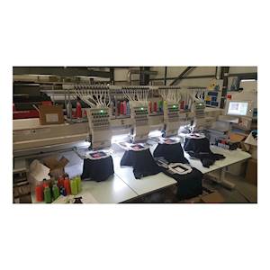 Notre machine à broder industrielle multi-têtes 12 couleurs TAJIMA nous permet de réaliser toutes vos personnalisations sur T-shirts, polaires, sweat-shirts, casquettes...